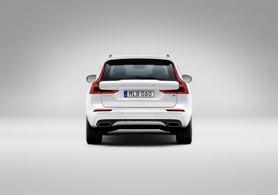  Volvo XC60 T8 R-Design 2017 года  (WW) (фото 12 из 23)
